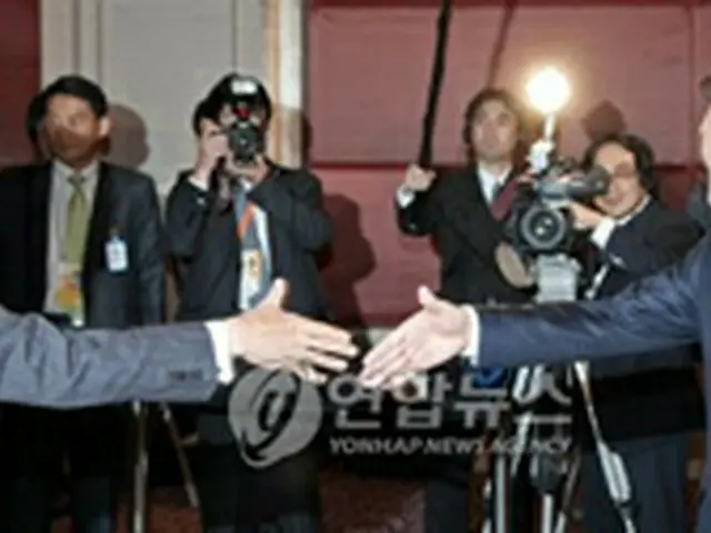 にこやかに握手を交わす韓日首脳＝24日、北京（聯合）