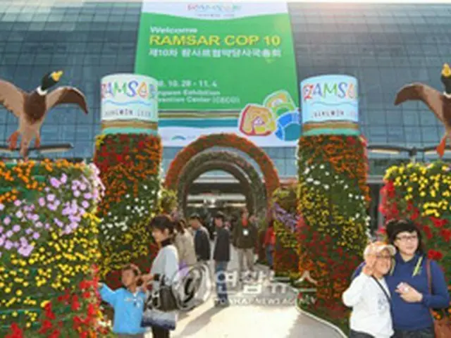 開幕を前に、環境オブジェクトや花の塔などで飾られたコンベンションセンター＝（聯合）
