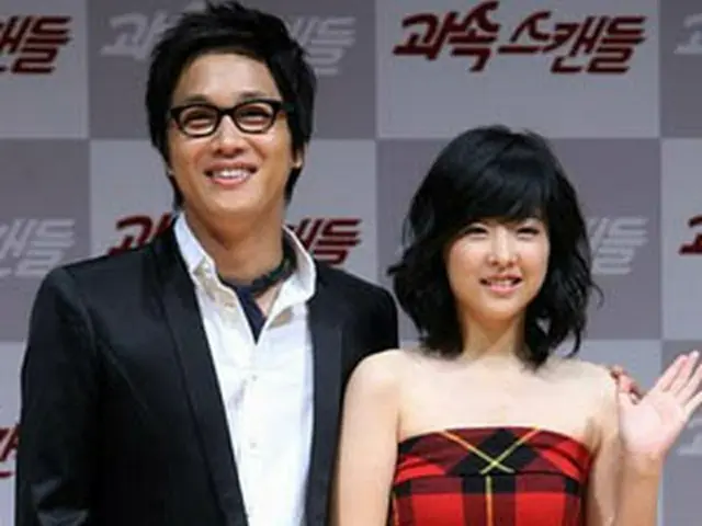 韓国映画『過速スキャンダル』の制作報告会で、主演のチャ・テヒョンとパク・ボヨン＝2008年10月27日、ソウル（聯合）