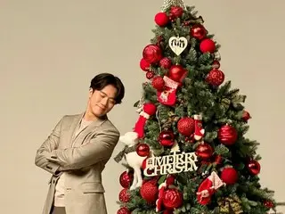 俳優ハ・ソクジン、クリスマスツリーの前でシックな微笑み...“幸せなクリスマスを過ごしてください!”