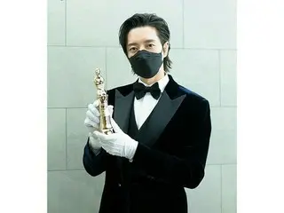俳優パク・ヘジン、「MBC演技大賞」の大賞トロフィー認証ショット公開!…“ファンのみなさん、愛してます”