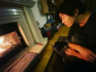 キム・ジェウク、ペットたちと一緒の日常公開…暖炉の前で温かい雰囲気