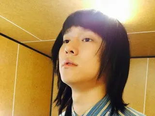 俳優コ・ギョンピョ、長髪ヘアーでユーモラスな魅力爆発