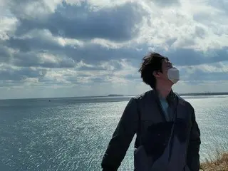 俳優コ・ギョンピョ、海辺でまぶしい姿