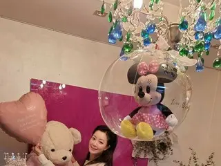 女優キム・ヒソン、誕生日プレゼントに囲まれ幸せな笑顔