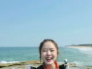 女優キム・ヒャンギ、海をバックに満面の笑顔…海より爽やか