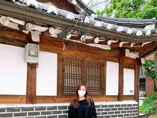 女優ムン・チェウォン、マスクしてても変わらない美貌…韓国式家屋に似合うたおやかさ