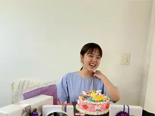 女優キム・ヒャンギ、22歳誕生日プレゼントに囲まれた認証ショット「お祝いしてくれたみんなに感謝」