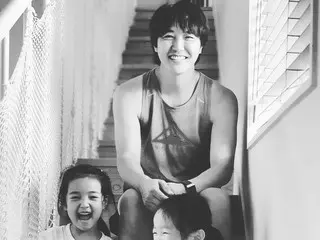 俳優ユン・サンヒョン、イクメンパパの日常…“2人の娘と笑って騒いで”