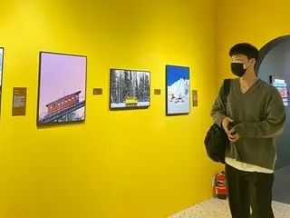 俳優アン・ジェヒョン、マスク2枚つけて展示会訪問…コロナ対策はバッチリ