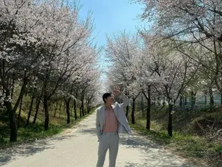 俳優キム・ジェウク、満開の桜並木で”イケメンビジュアル”更新
