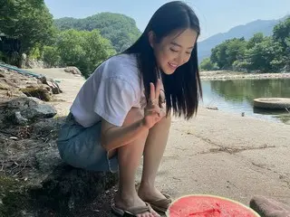 女優パク・ボヨン、川原でスイカ“これが本当に避暑地”…スイカより小さな顔