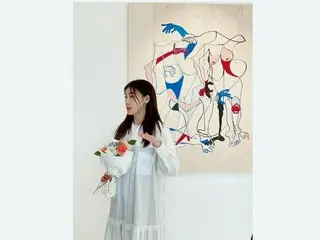 女優ハ・ジウォン、永遠の童顔ビジュアル…初の展示会にドキドキ