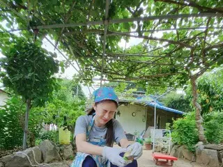 女優ハ・ジウォン、ゴム靴履いてタマネギむいて…田舎生活に適応中？