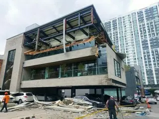 韓国でカフェの外壁が崩れ落ちる…