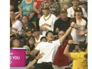 MLBの観客席で“素手”でボールをキャッチした元韓国人メジャーリーガー