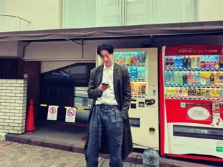 「CNBLUE」イ・ジョンシン、日本の街並みに溶け込む“彼氏ショット”…自販機より大きな身長