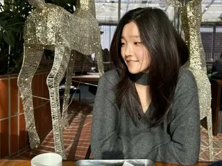 女優パク・ソダム、カフェでナチュラルな日常…グレーニットで素敵な雰囲気