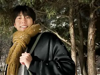 俳優イ・ヒョヌ、雪の中ではしゃぐかわいい写真を公開… “彼氏ショット”更新