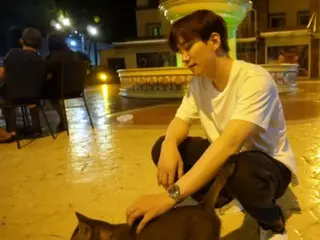 「2PM」イ・ジュノ、忙しいスケジュールの合間にも猫とじゃれ合いヒーリング（動画あり）