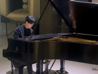 「CNBLUE」イ・ジョンシン、グランドピアノを弾く様子を公開にファンたち“音もください”（動画あり）