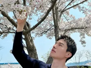 俳優イ・ドンウク、満開の桜の下でイケメンビジュアル満開