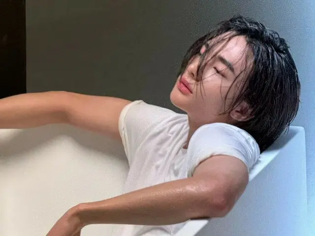 「Stray Kids」ヒョンジン、濡れ髪で浴槽につかった爆イケショットを公開