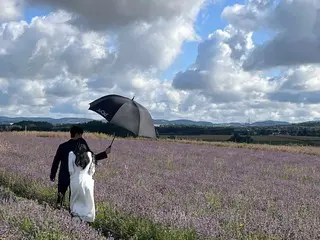 俳優キム・スヒョン、「涙の女王」のビハインドカットを公開…キム・ジウォン女王様に傘をさしかけ“こちらです”