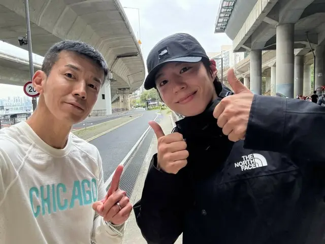 俳優パク・ボゴム、ションと早朝10kmランニング…早朝でもほっこりビジュアル