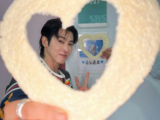 「東方神起」ユンホ、「SBS人気歌謡」の楽屋でハート認証ショット