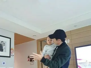 “ますますパパにべったり”俳優チョ・ヒョンジェ、かわいい親子のツーショット