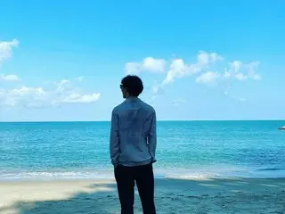 俳優キム・ジェウク、青々とした雄大な空と海にも負けない完成されたスタイルで新年のあいさつ！