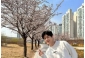 俳優キム・ソンホ、桜の木の前で指ハート…春のように明るいえくぼスマイルで癒しオーラ発散