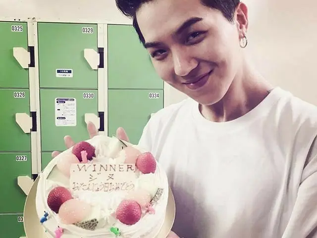 「WINNER」JINWOOの誕生日ケーキ、日本滞在のMINOが代理受領。