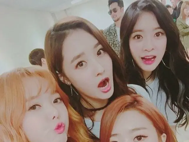 DAL★SHABET、先輩との記念写真。