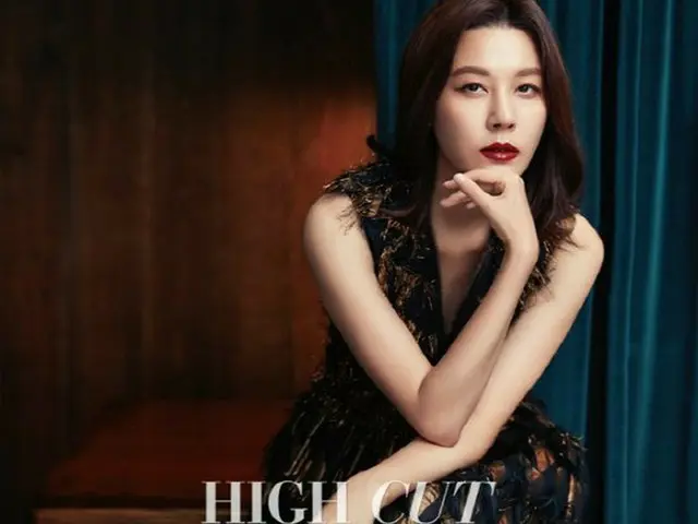 女優キム・ハヌル、表紙モデル。