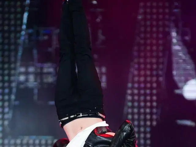 SE7EN、久々のこのポーズ。