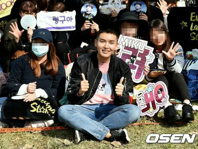 「SUPER JUNIOR」リョウク、ファンと入隊前最後の記念写真。