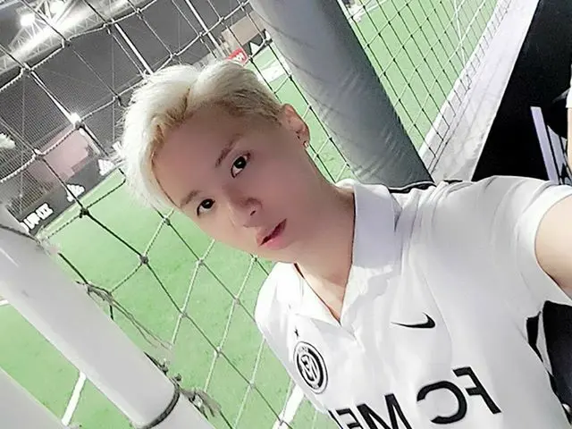 JYJ ジュンス、夜中にサッカー。
