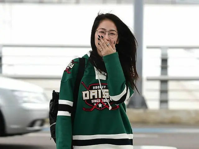 11日午後、「SISTAR」ソユがメガネ姿で仁川空港に現れた。