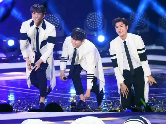 23日夜、SBSの音楽放送「THE SHOW」の生放送で「Double S 301」が初1位になった。