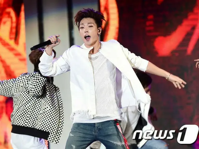 「iKON」と「WINNER」が路上コンサートに参加した。