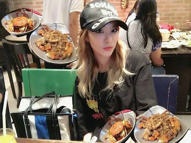 2NE1 ダラ、仕事熱心。