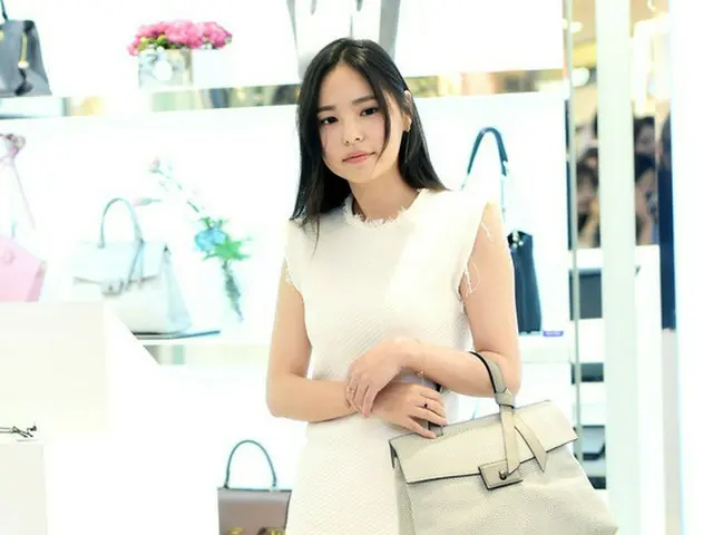 女優ミン・ヒョリンが「Samanta Thavasa」ショップ訪問イベントに参加している。