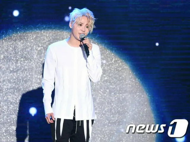 「JYJ」ジュンス(XIA)が4番目の正規アルバム「XIGNATURE」のショーケースで華麗なパフォーマンスを披露している。