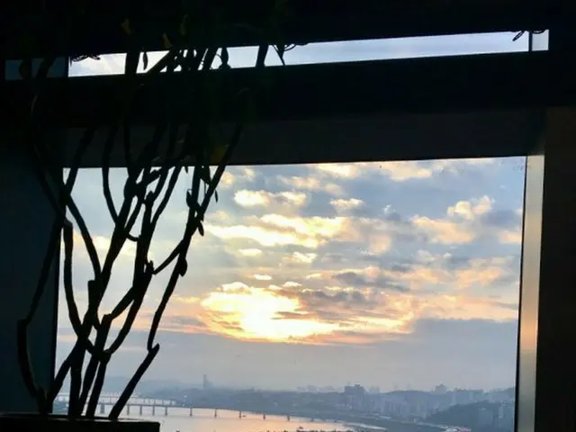 BIGBANGのG-DRAGON が「日が暮れる頃」の写真を公開しました。