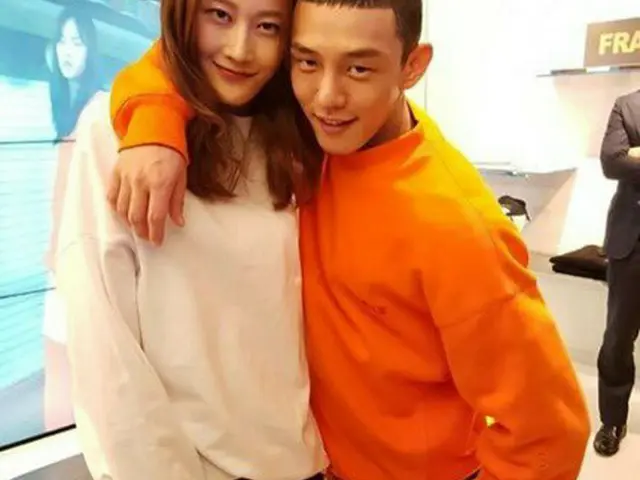 俳優ユ・アイン、ツーショット公開。