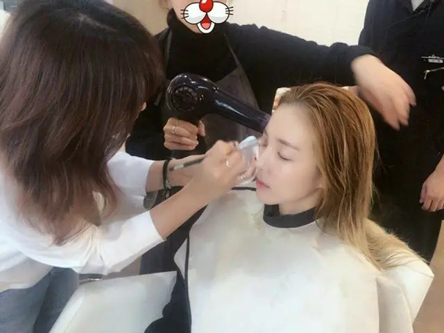 2NE1 ダラ、美容室の後、生放送出演。