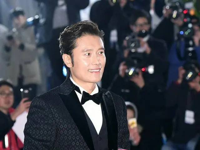 俳優イ・ビョンホン、第37回「青竜映画賞」参加。