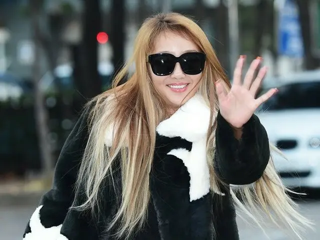 SISTAR ヒョリン、ノーメークと未来型パンツで出勤中。
